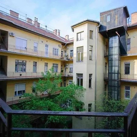 Apartment Spacious Retreat By Puskas Arena